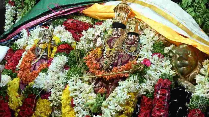 పోటెత్తిన భక్తులతో కిక్కిరిసిన యాదాద్రి దేవాలయం