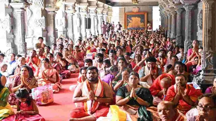 యాదాద్రిలో భక్తులతో నిండిపోయిన క్యూలైన్లు.. 