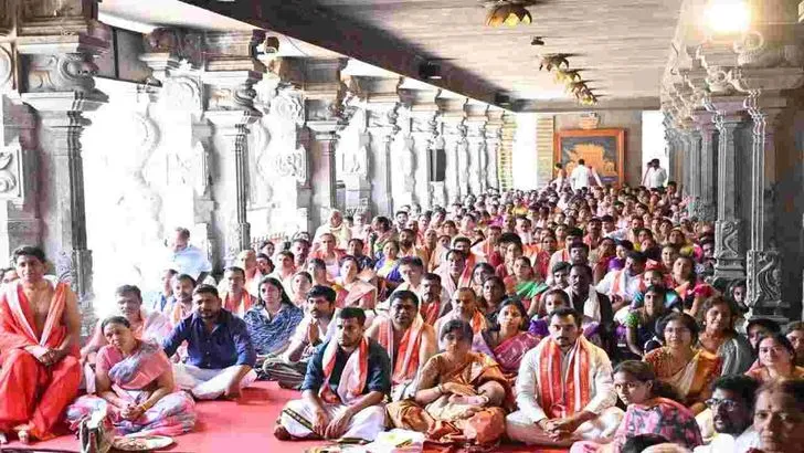 పోటెత్తిన భక్తులతో కిక్కిరిసిన యాదాద్రి దేవాలయం