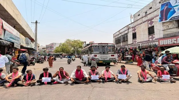 హైదరాబాద్‌కు అదనపు బస్సులు నడపాలి