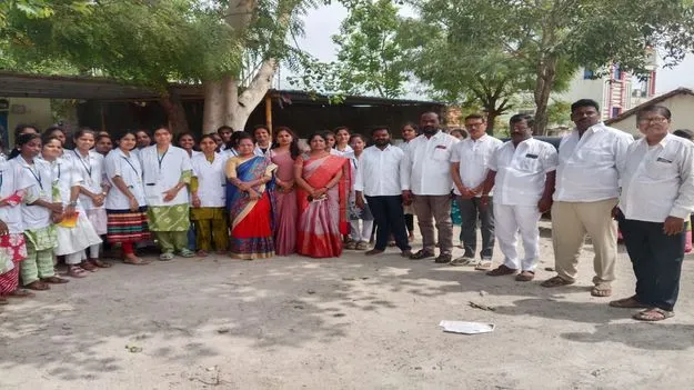 కార్మిక క్షేత్రంలో నర్సింగ్‌ విద్యార్థుల పర్యటన