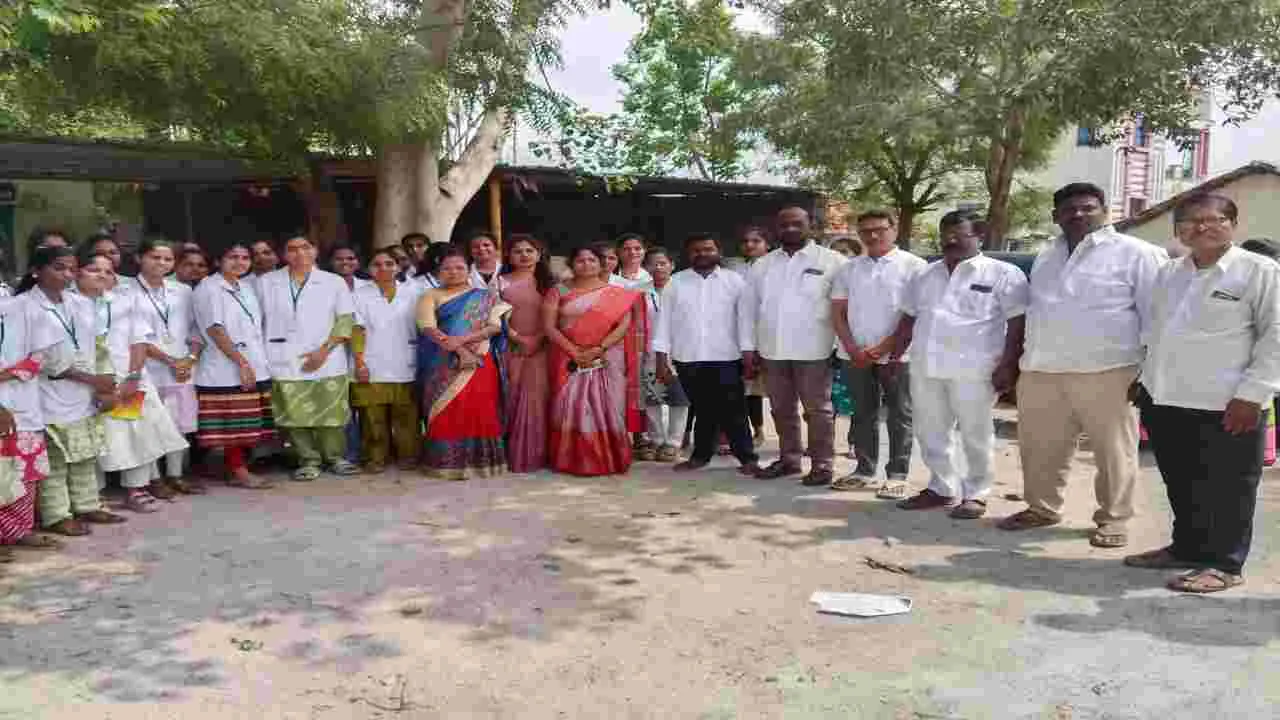 కార్మిక క్షేత్రంలో నర్సింగ్‌ విద్యార్థుల పర్యటన