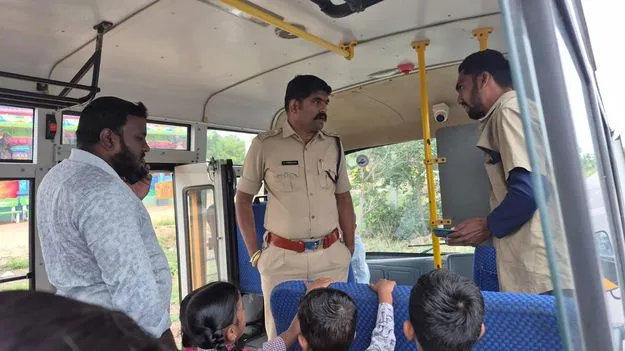 నిబంధనలు పాటించని స్కూల్‌ బస్సులపై చర్యలు