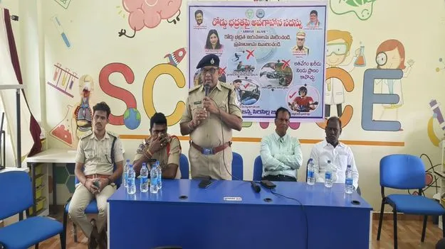 రోడ్డు భద్రత నియమాలు పాటించాలి