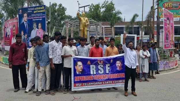 కేంద్ర విద్యాశాఖ మంత్రి రాజీనామా చేయాలి