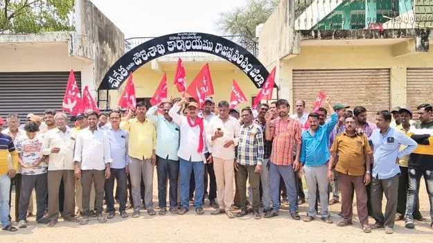 సీఐటీయూ ఆధ్వర్యంలో కార్మికుల ధర్నా 