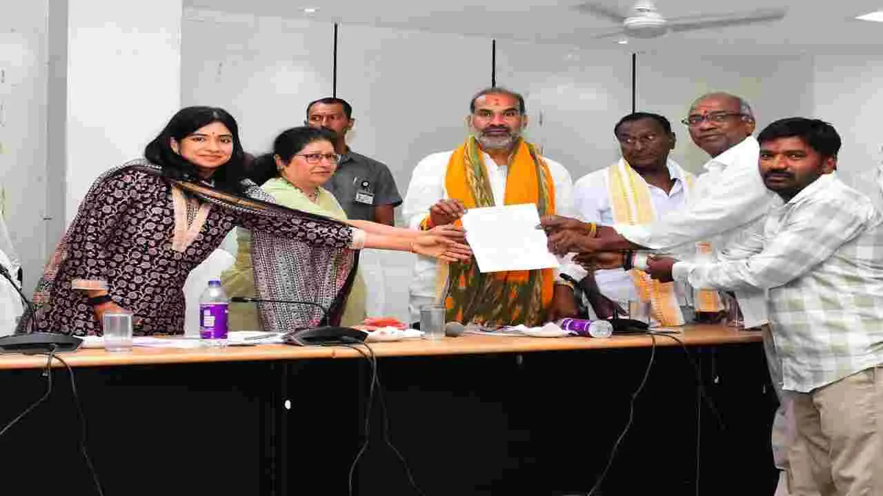 వస్త్ర పరిశ్రమలకు కోటి చీరల ప్రభుత్వ ఆర్డర్లు