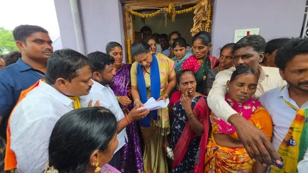 నేరెళ్ల బాధితుల పక్షాన పోరాడుతాం..