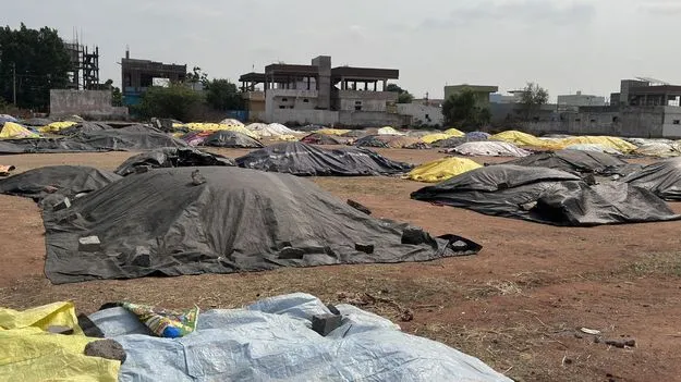 కొనుగోలు కేంద్రాల్లో ధాన్యం.. రైతన్న దైన్యం