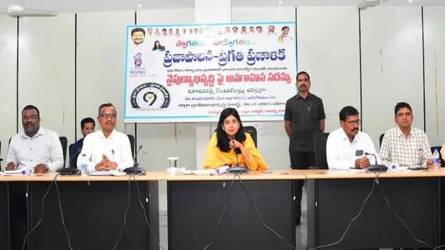 స్వయంఉపాధిపై దృష్టి సారించాలి