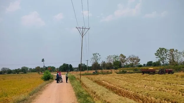 ప్రమాదకరంగా విద్యుత్‌ తీగలు