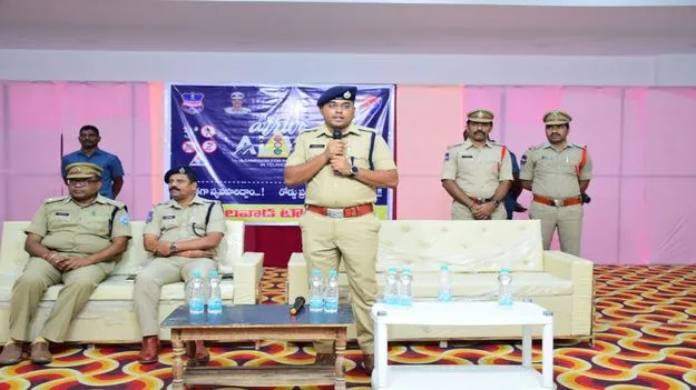 కుటుంబ భద్రత కోసం ట్రాఫిక్‌ నిబంధనలు పాటించాలి