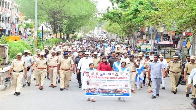 మాదక ద్రవ్యాలకు దూరంగా ఉండాలి