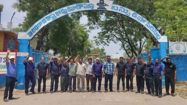 ఆర్టీసీ డిపో ఎదుట కార్మికుల ధర్నా