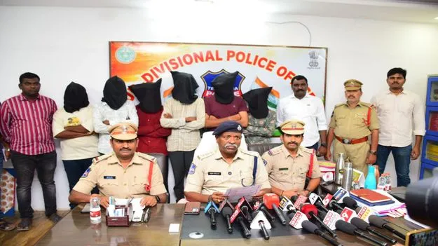 వరుస చోరీలకు పాల్పడుతున్న దొంగల ముఠా అరెస్ట్‌