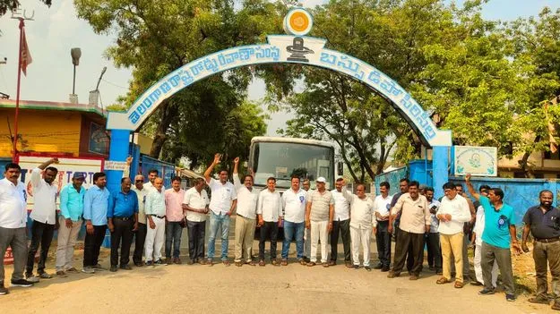 ఆర్టీసీని ప్రభుత్వంలో విలీనం చేయాలి