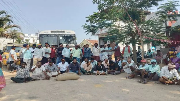 ధాన్యాన్ని కొనుగోలు చేయాలని రైతుల ఆందోళన