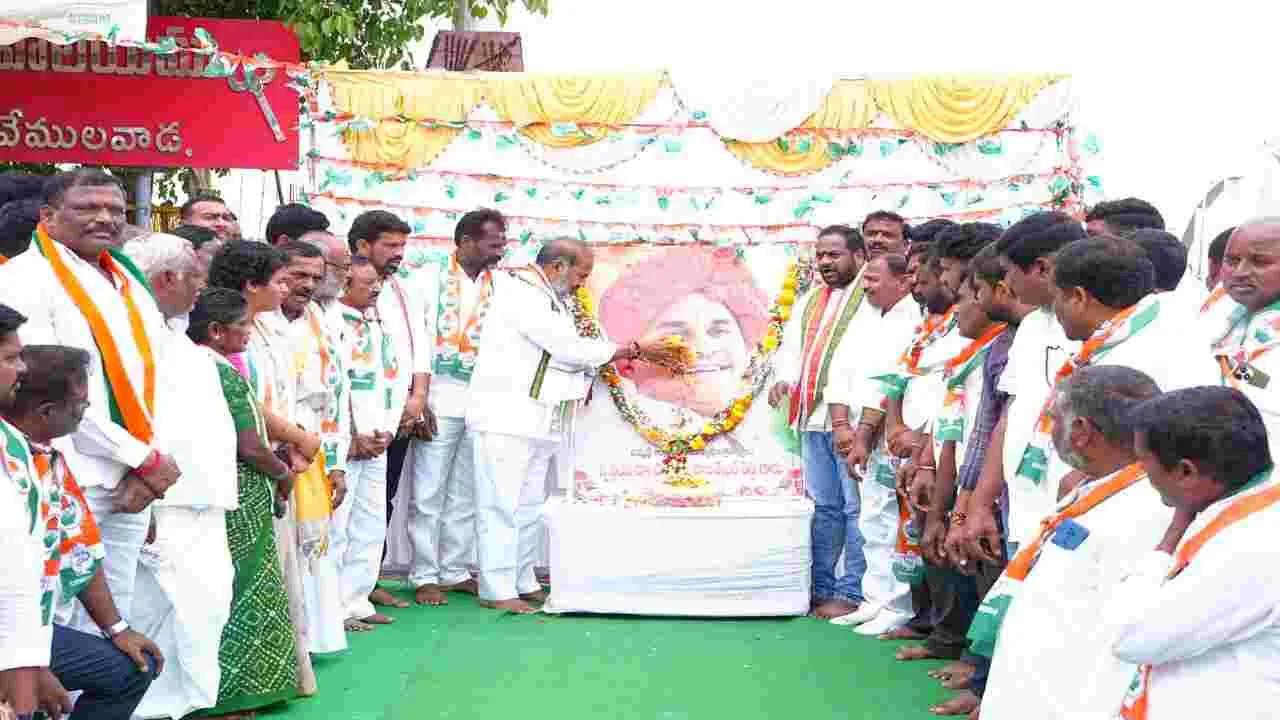 వైఎస్‌ఆర్‌ ఆశయ సాధనకు పాటుపడాలి
