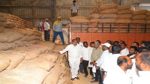 రైతులను ఇబ్బందులకు గురిచెయ్యొద్దు 