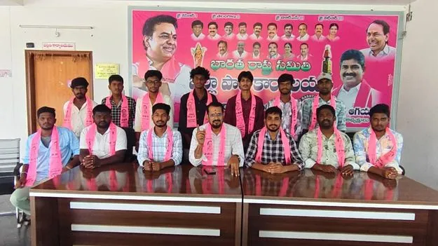 ఇంజనీరింగ్‌ విద్యార్థులకు సీఎం క్షమాపణ చెప్పాలి