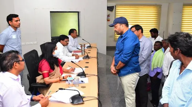 ఫిర్యాదులను ఎప్పటికప్పుడు పరిష్కరించాలి