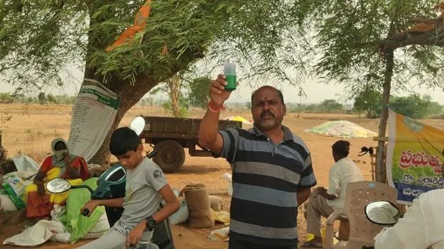 ధాన్యం కొనడం లేదని పురుగుల మందు డబ్బాతో రైతు నిరసన