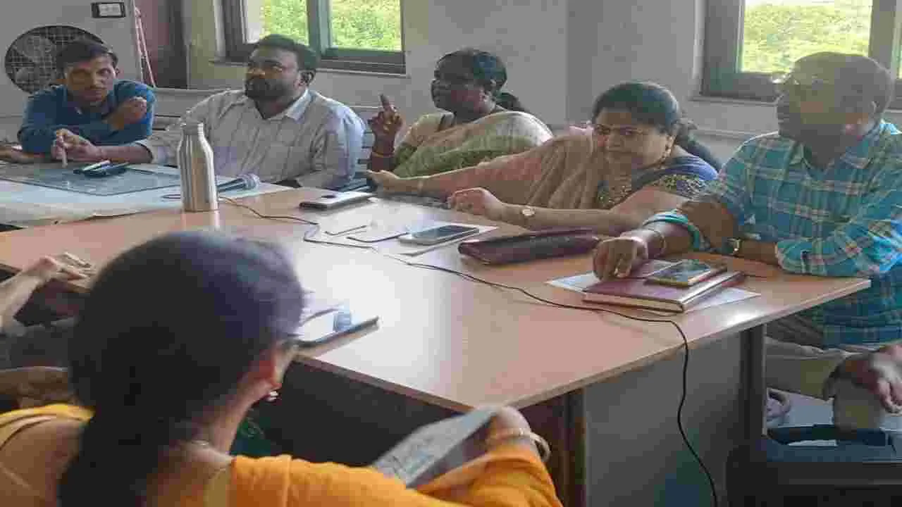 గ్రామాల్లో సమర్థవంతంగా వైద్య సేవలందించాలి