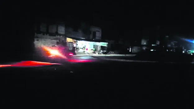 అంధకారంలో పలు ప్రాంతాలు