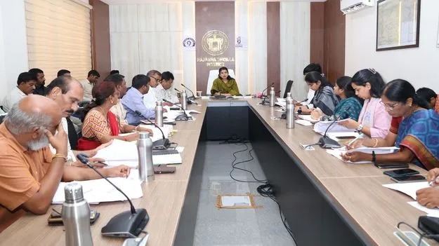 ఇందిరమ్మ ఇళ్ల నిర్మాణాల్లో వేగం పెంచాలి