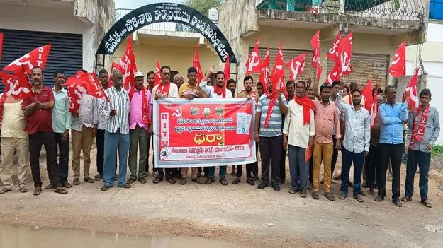కార్మికులకు గుర్తింపు కార్డులు అందించాలి