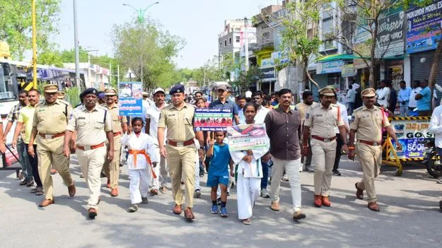 రోడ్డు భద్రత నియమాలతో సురక్షిత ప్రయాణం
