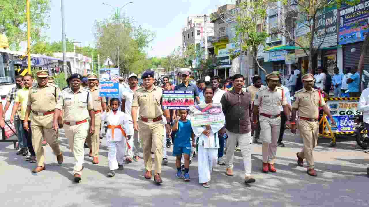 రోడ్డు భద్రత నియమాలతో సురక్షిత ప్రయాణం