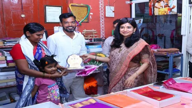 సిరిసిల్ల వస్త్ర పరిశ్రమ ఖ్యాతిని మరింత చాటాలి