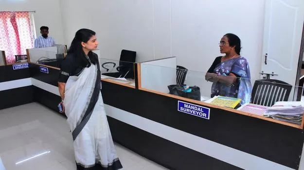 రెవెన్యూ అధికారులు సమయపాలన పాటించాలి