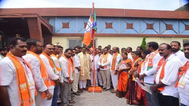 సంక్షేమ, అభివృద్ధి కార్యక్రమాలను వివరించాలి