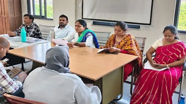 ప్రభుత్వ లక్ష్యాలను సాధించాలి