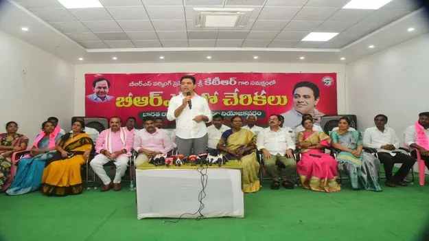 ధాన్యం కొనుగోలుకు అధికారుల కాలర్‌ పట్టుకోవాలి