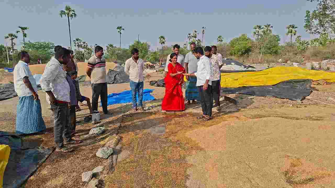 తడిసిన ధాన్యాన్ని ప్రభుత్వం కొనుగోలు చేయాలి