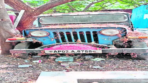 అధికారుల తప్పు... వాహనం తుప్పు