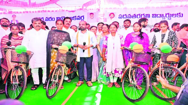 విద్యార్థులకు సైకిళ్ల పంపిణీ