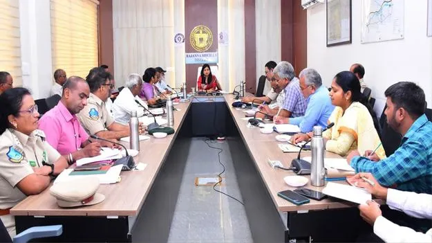 మొక్కలు నాటే లక్ష్యాన్ని సాధించాలి