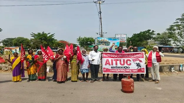 పెంచిన గ్యాస్‌, పెట్రోల్‌ ధరలు తగ్గించాలి