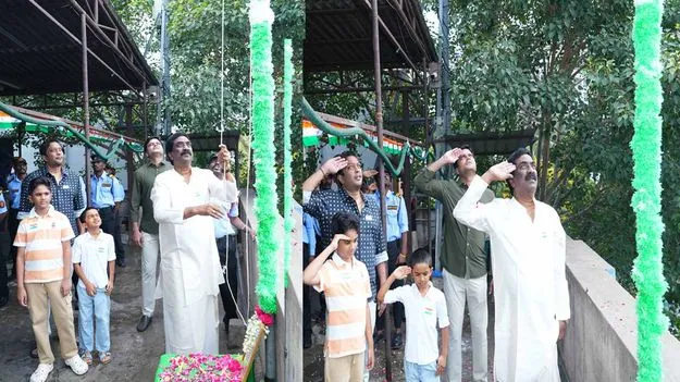 జాతీయ జెండా ఎగురవేసిన ఏబీఎన్-ఆంధ్రజ్యోతి సంస్థల ఎండీ వేమూరి రాధాకృష్ణ