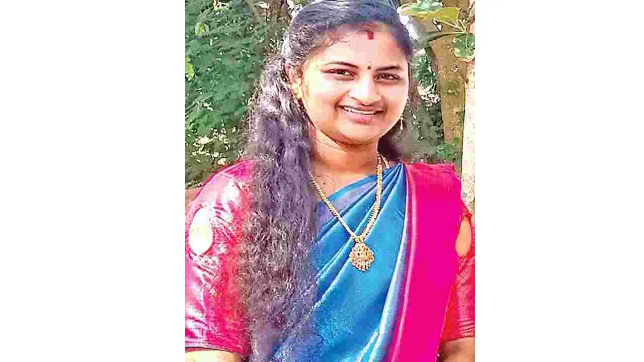 భర్త వేధింపులు తాళలేక..