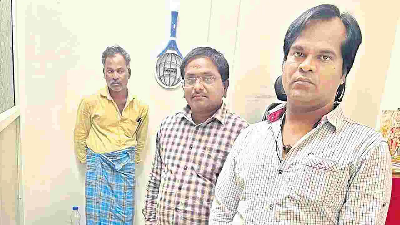 ACB: కుప్పం సబ్‌ రిజిస్ట్రార్‌ కార్యాలయంలో ఏసీబీ హడావుడి