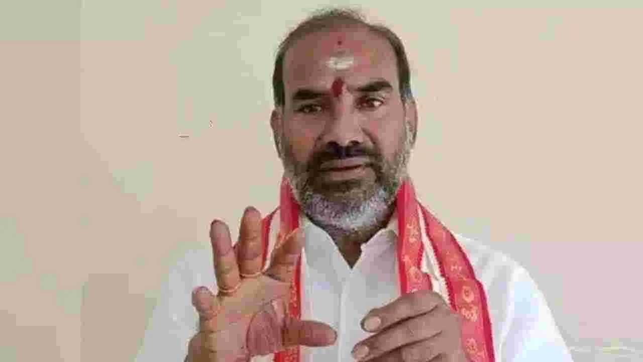 కేసీఆర్ తెలంగాణకు కర్కోటకుడు, హిట్లర్: ఆది శ్రీనివాస్