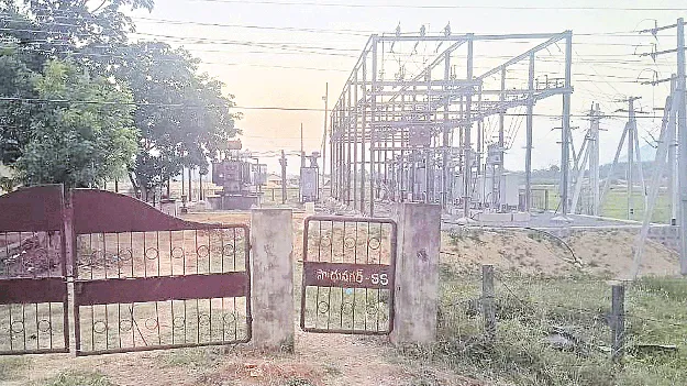 సబ్‌ స్టేషన్లకు అనుసంధానంగా సోలార్‌ ప్లాంట్లు