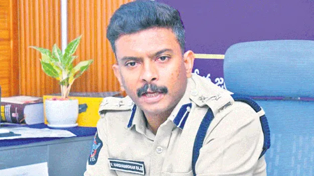 కారులో ఉన్న గంజాయి, మద్యం సీజ్‌ చేసినవే!