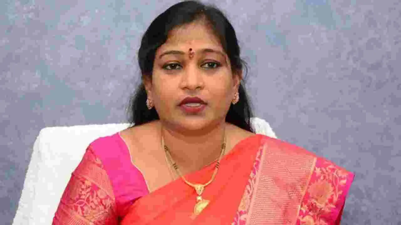 ప్రజలను ఆప్యాయంగా పలకరిస్తూ పెన్షన్లను పంపిణీ చేసిన హోం మంత్రి అనిత