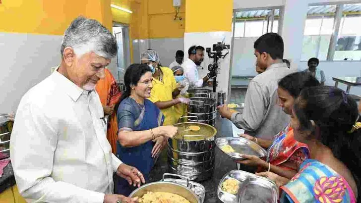 పేదలతో కలిసి అల్పాహారం తీసుకున్న చంద్రబాబు దంపతులు